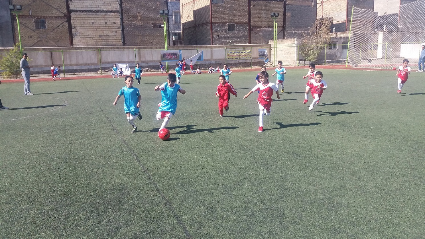 برگزاری کلاس های فوتبال آکادمی ورزشی مهر اندیشه در زمین چمن