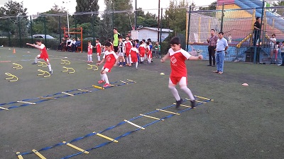 تمرینات ورزشی دانش آموزان عضو آکادمی فوتبال مهر اندیشه
